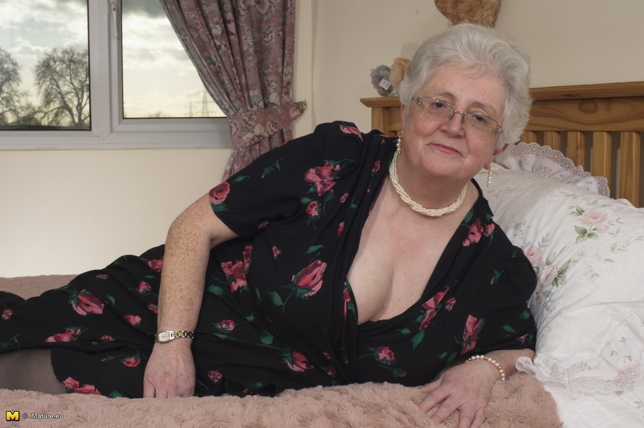 Older granny is still horny and plays with her fatty pussy on the bed Porno-Foto #427830521 | Mature NL Pics, Granny, Mobiler Porno