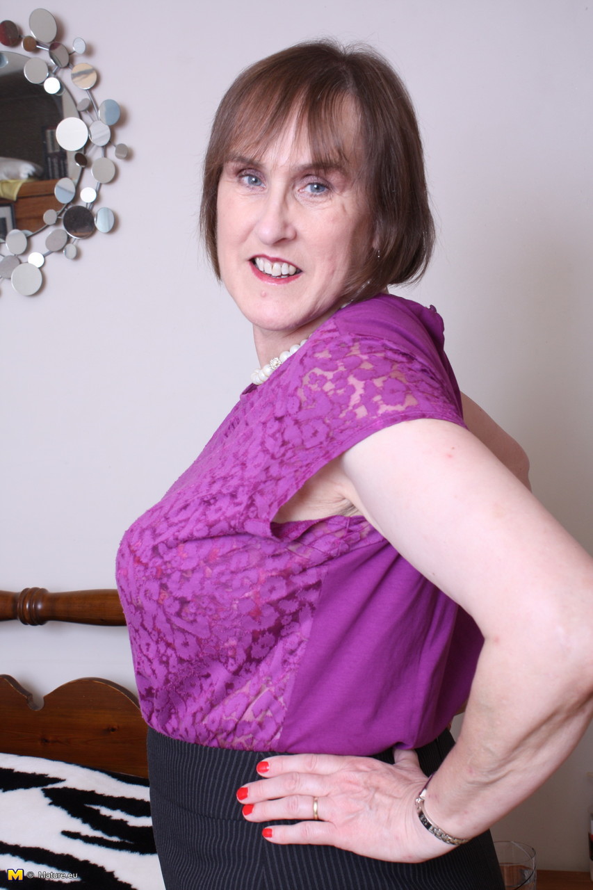 Nasty British granny shows her tight body in sexy lingerie foto porno #425869936