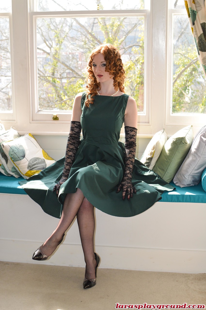 Leggy MILF Lara Latex invites and redhead to pose with her by window in nylons 色情照片 #428910418