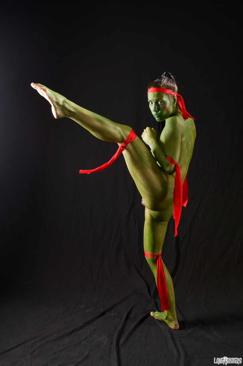 Amateur model Shana Lane shows off her Ninja moves in the nude ポルノ写真 #423177707