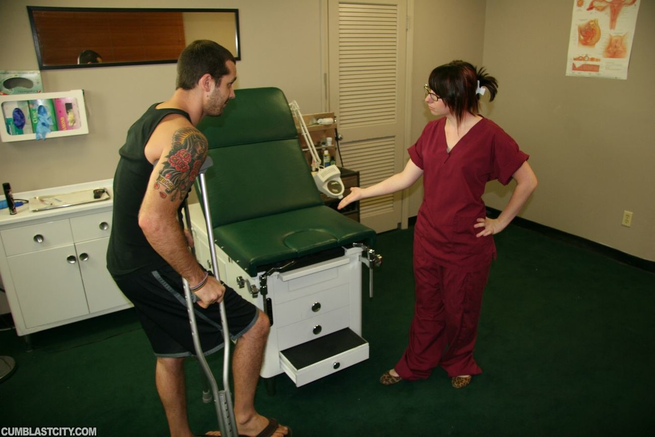 Young nurse Dakota Charms gives an injured man a handjob in a clinic foto porno #426824181