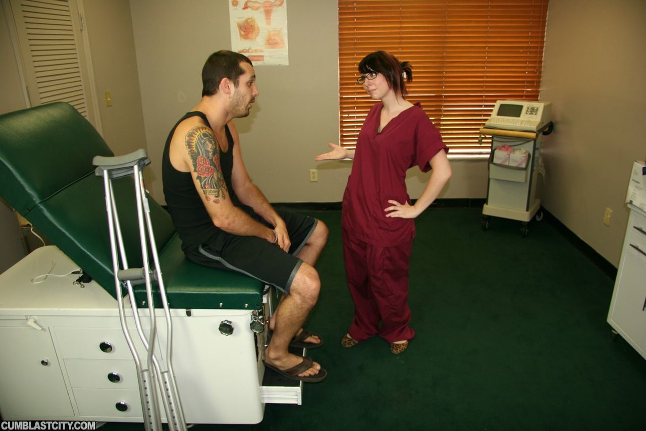 Young nurse Dakota Charms gives an injured man a handjob in a clinic porno foto #427374866