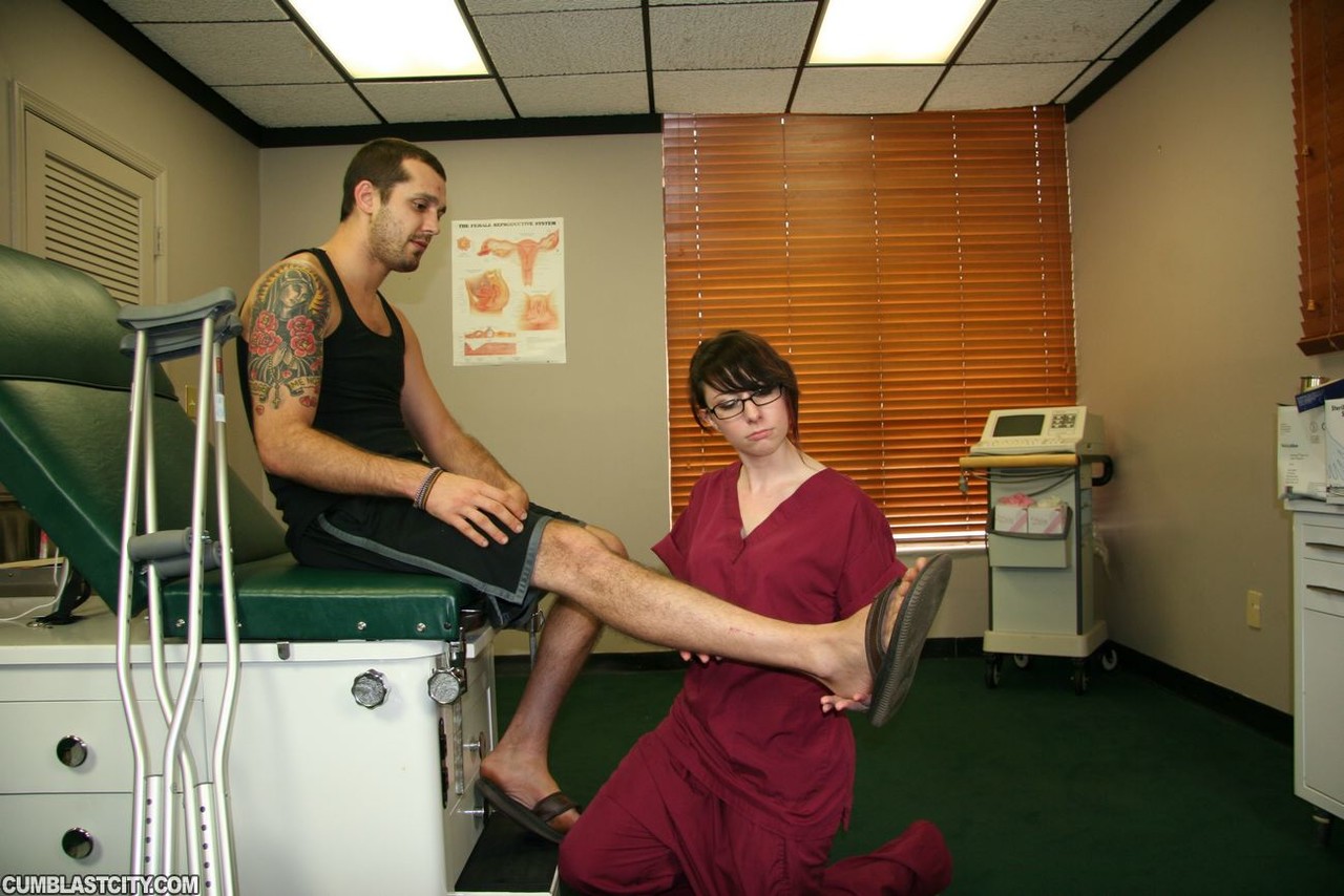 Young nurse Dakota Charms gives an injured man a handjob in a clinic Porno-Foto #427374868