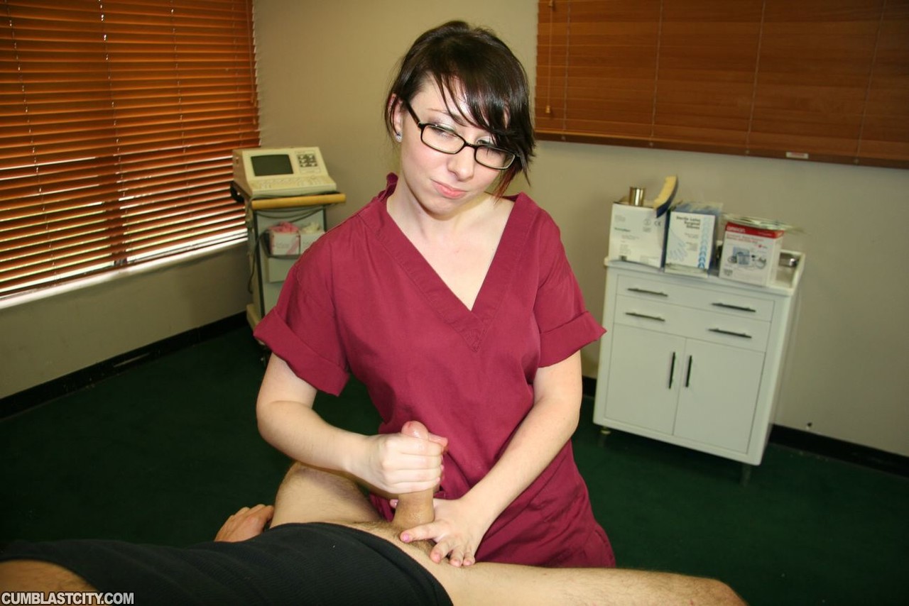 Young nurse Dakota Charms gives an injured man a handjob in a clinic foto porno #427374878