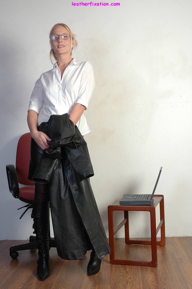 Blonde secretary flashes some thigh in black boots and a leather skirt foto pornográfica #422713020