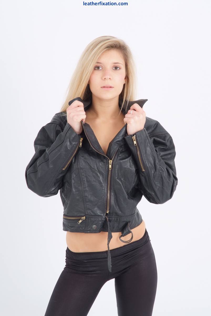 Blond chick unzips her leather jacket in a black bra and leggings 色情照片 #426774673