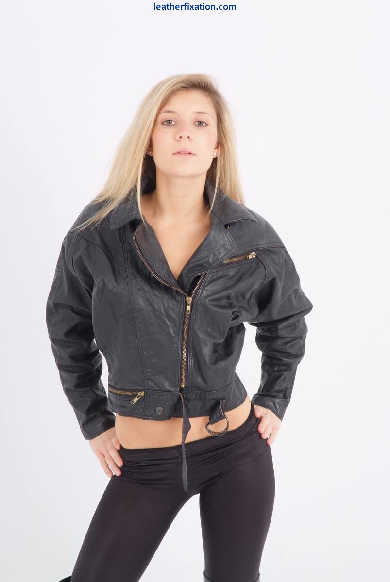 Blond chick unzips her leather jacket in a black bra and leggings порно фото #426774675