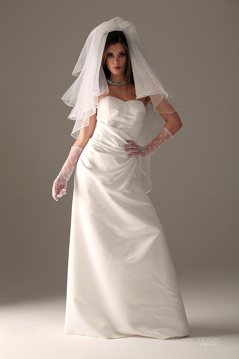 Glamour model Little Caprice strips off her wedding dress foto pornográfica #424223960