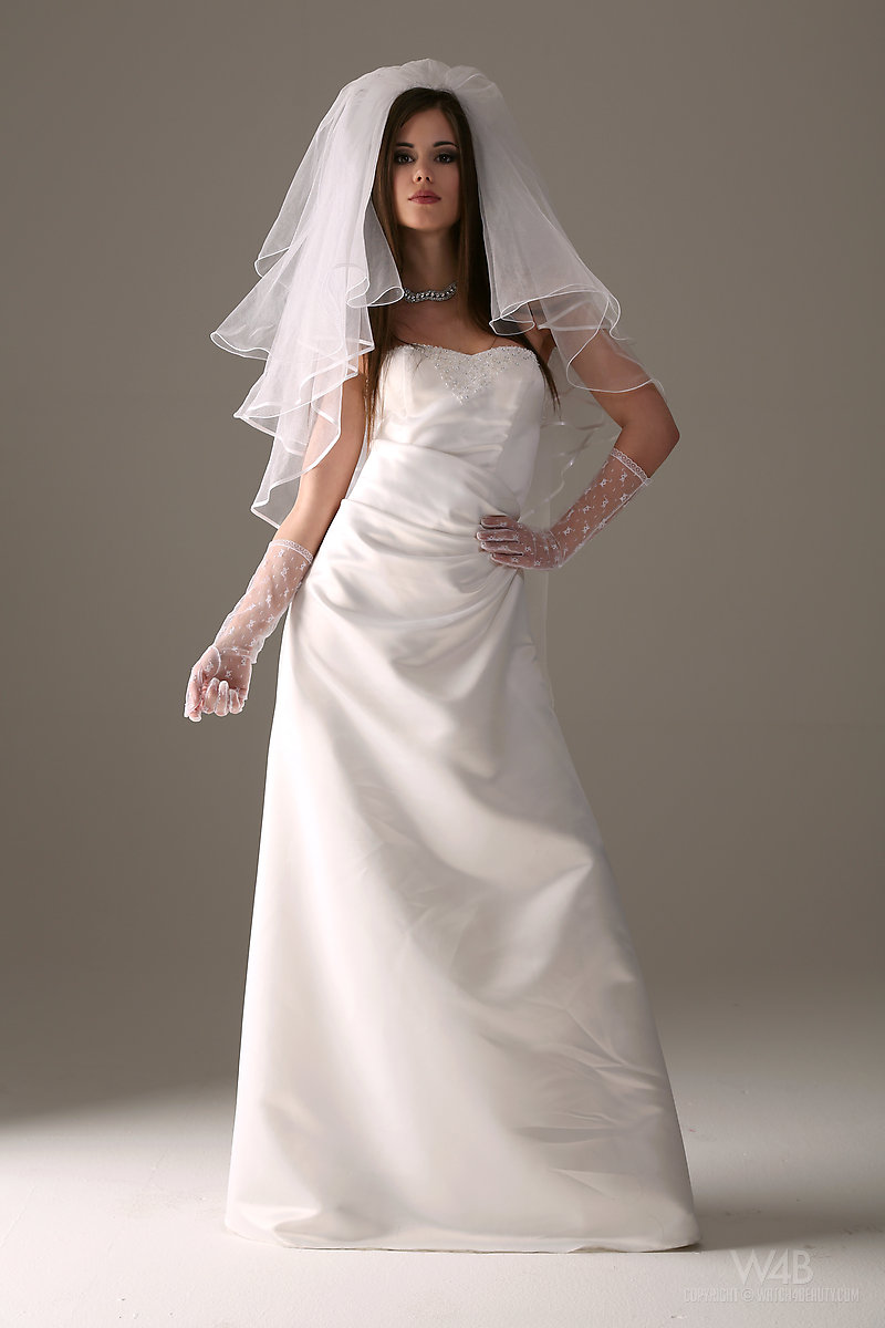 Glamour model Little Caprice strips off her wedding dress foto porno #424223961