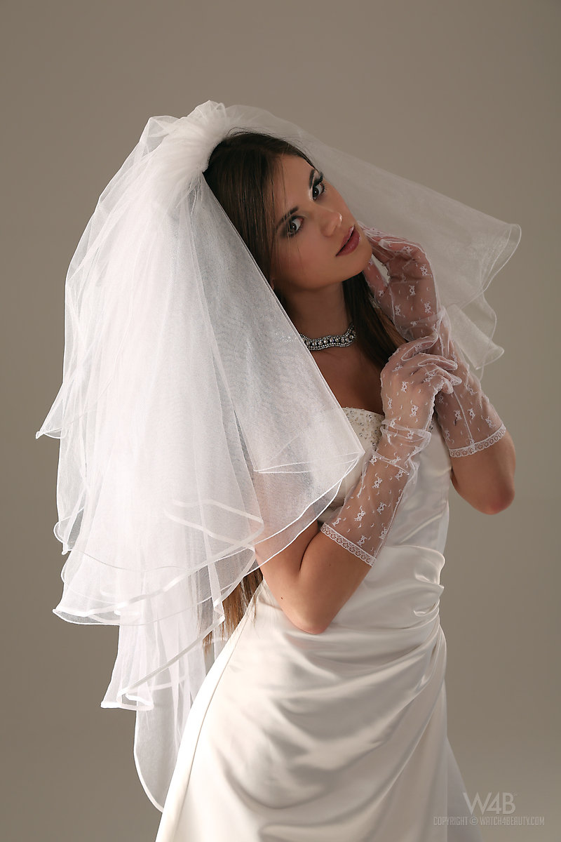 Glamour model Little Caprice strips off her wedding dress foto porno #424223964