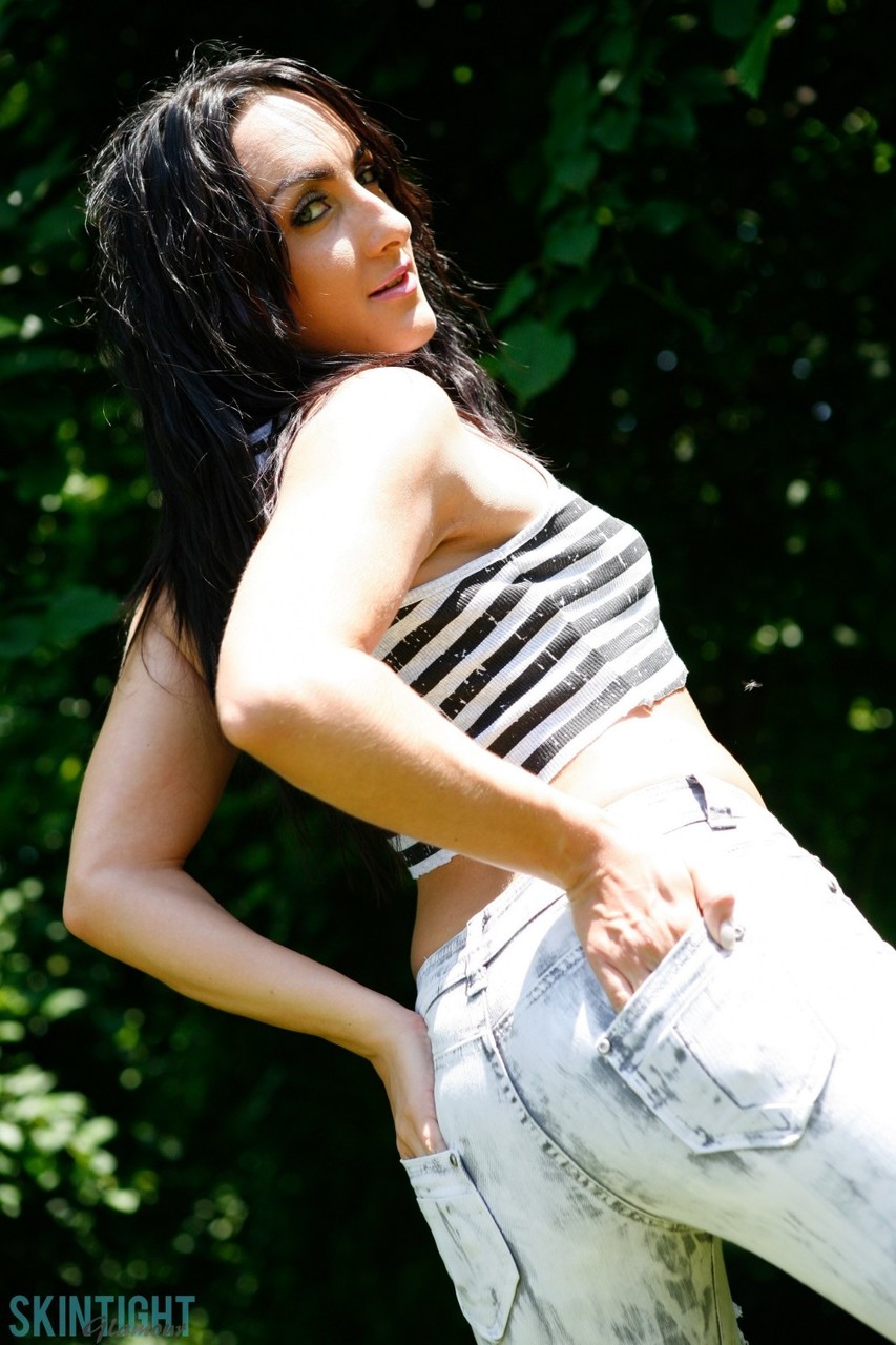 British model Chloe Lovette pulls down tight jeans near trees in a backyard foto porno #427283476