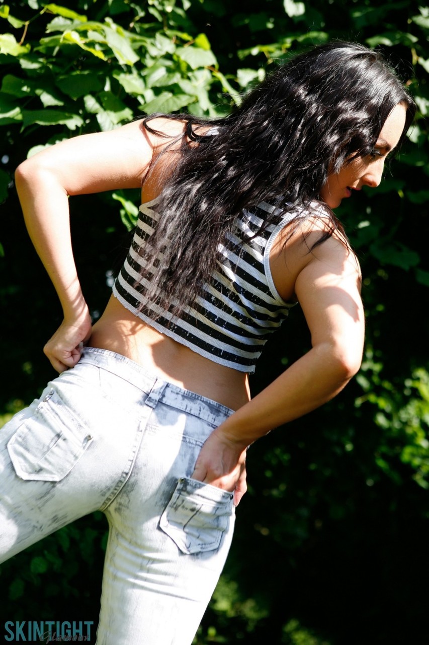 British model Chloe Lovette pulls down tight jeans near trees in a backyard zdjęcie porno #427283480 | Skin Tight Glamour Pics, Chloe Lovette, Jeans, mobilne porno