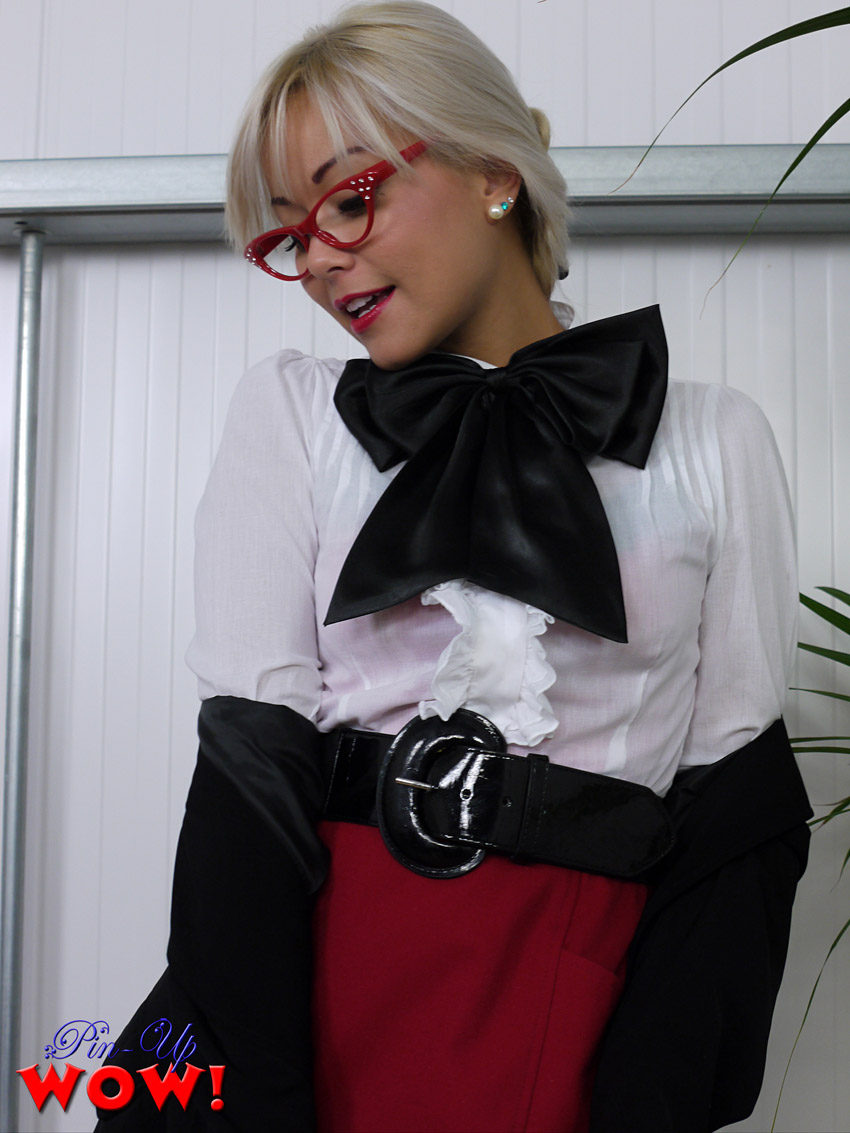 Nerdy Asian model Petra Lily So strips down to her nylons and garters zdjęcie porno #426628058