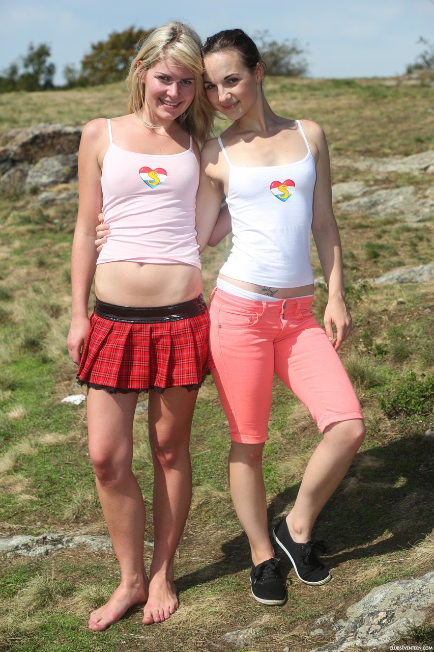 Teen lesbians get into a 69 while having sex out on the barrens foto pornográfica #425468623