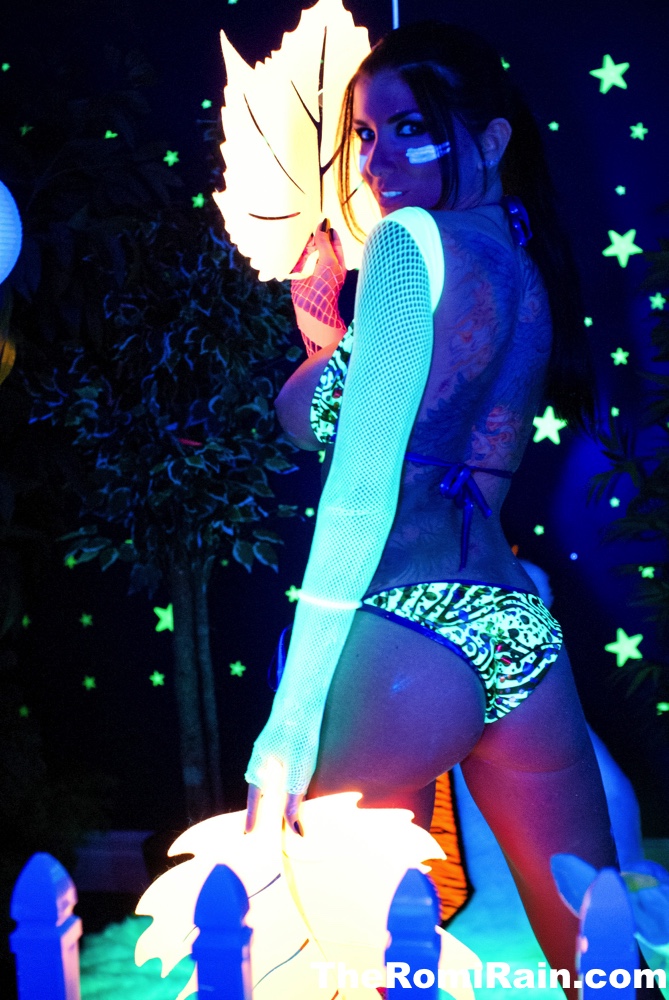Hot MILF Romi Rain shows her big boobs underneath black-light foto porno #422570087