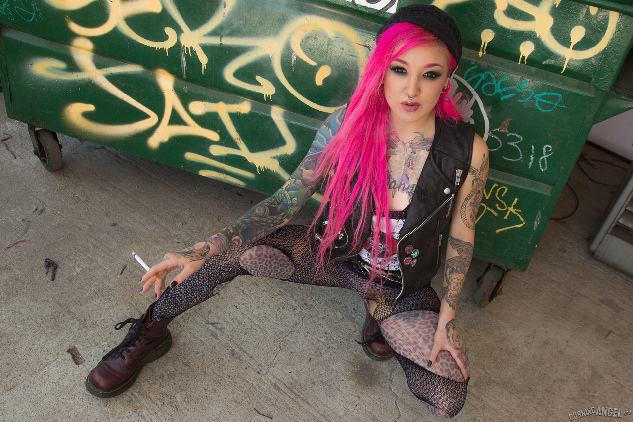 Smoking tattooed Kelsi Lynn in ripped pantyhose flaunting naked ass in alley foto porno #422605295