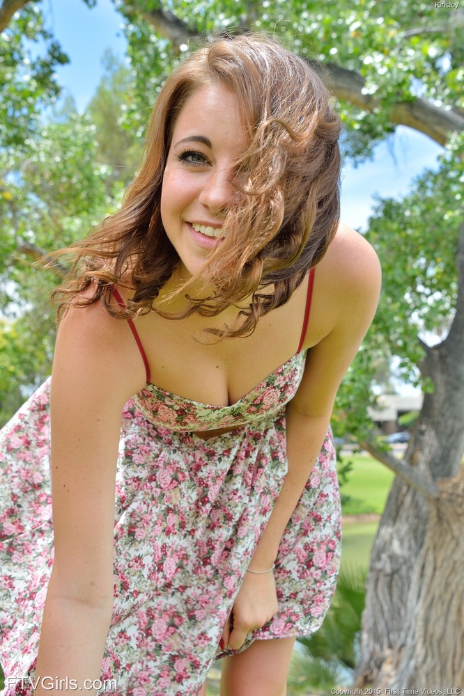 Young cutie in summer dress inserting vegetables into spread vagina Porno-Foto #424830226