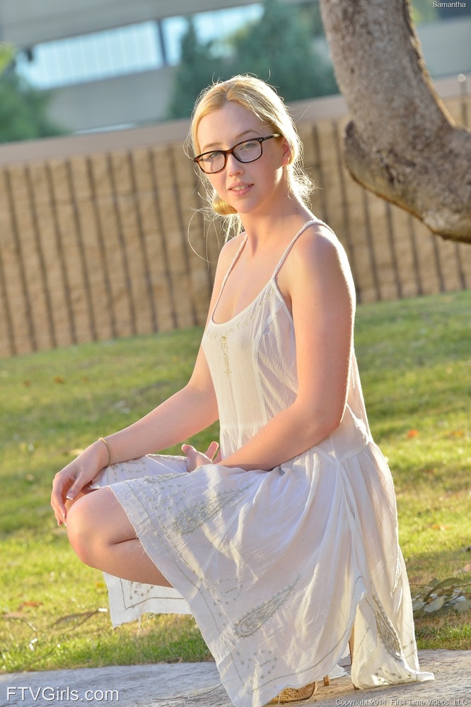 Flexible teen in glasses stretches for naked upskirt and anal play outdoors porno foto #425550590