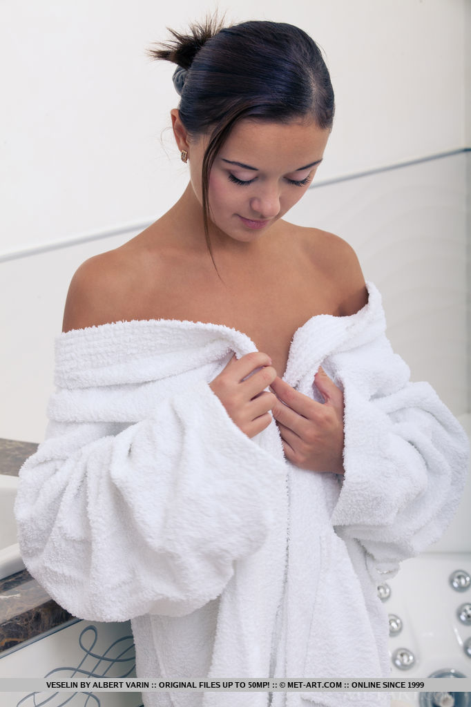 Wet European babe exposing small teen breasts and shaved cunt in bathtub foto pornográfica #426699246 | Met Art Pics, Veselin, Bath, pornografia móvel