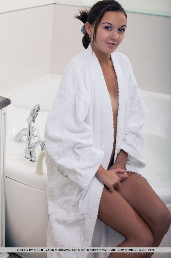 Wet European babe exposing small teen breasts and shaved cunt in bathtub foto porno #426699285 | Met Art Pics, Veselin, Bath, porno móvil