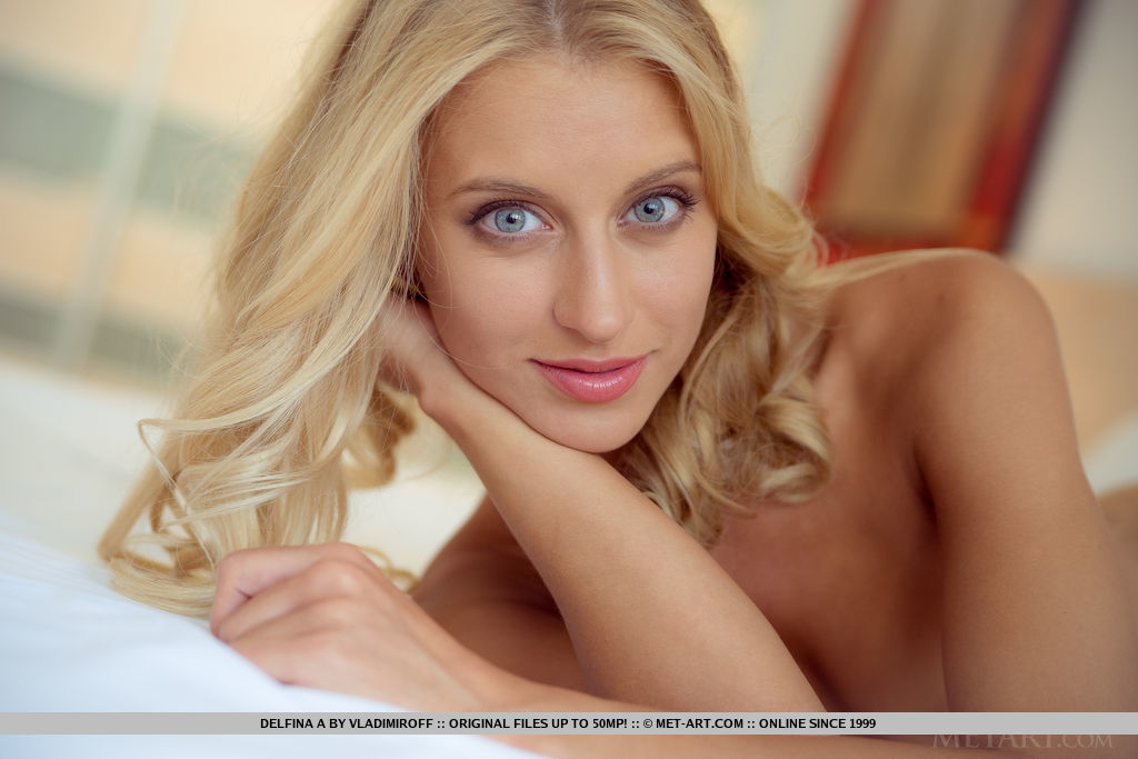 Sexy blonde Delfina A with bare feet showing small boobs & pussy close up foto porno #422531998
