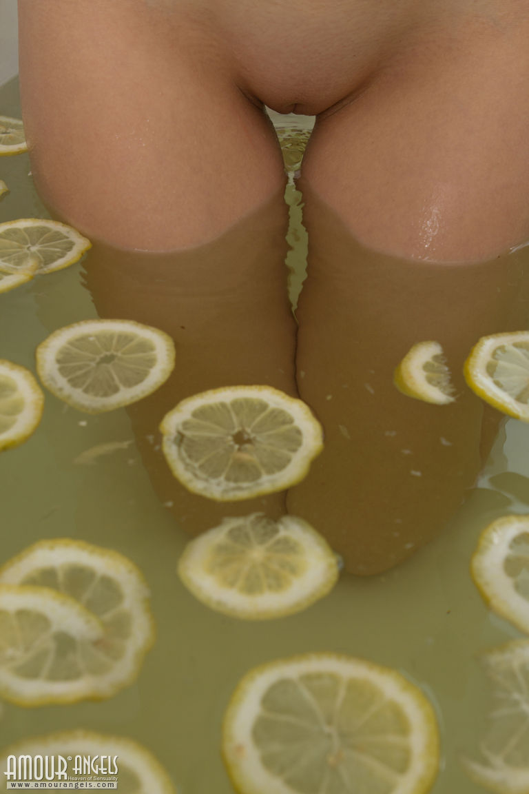 Cute blonde teen sinks her bald twat into a tub filled with lemon slices foto porno #424670663