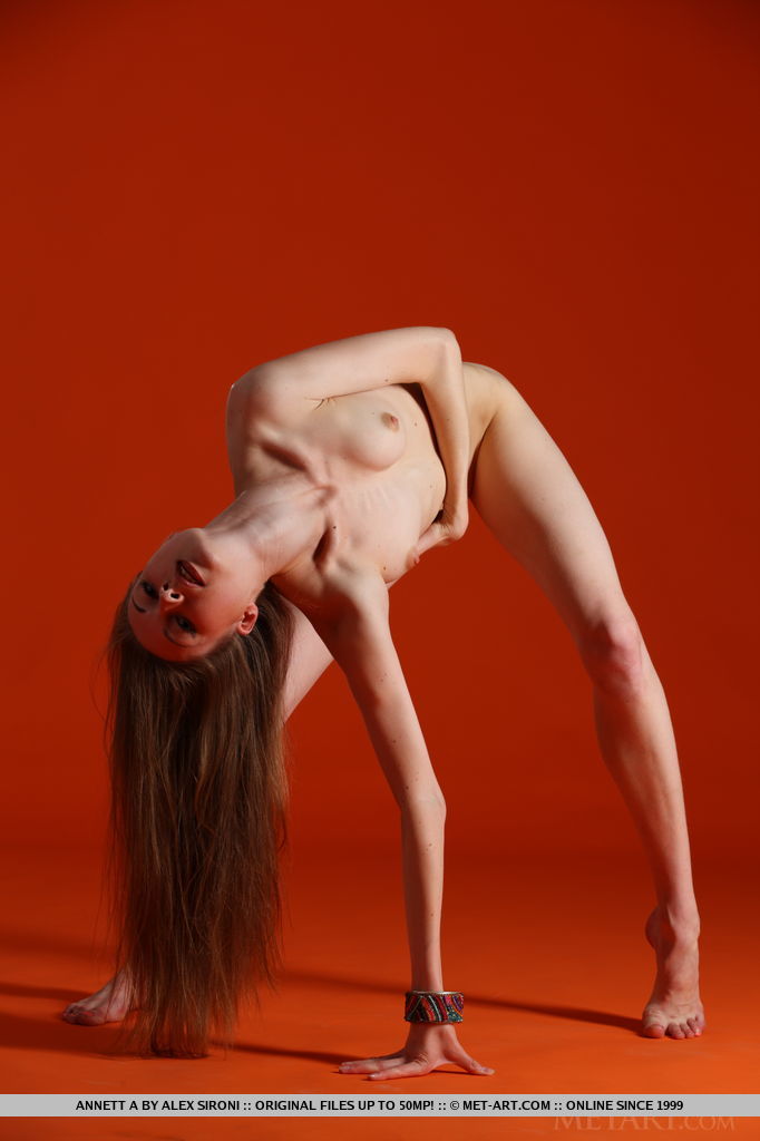 Acrobatic hot teen Annett A stretches naked with tiny boobs & bald beaver 色情照片 #424740812 | Met Art Pics, Annett A, Flexible, 手机色情
