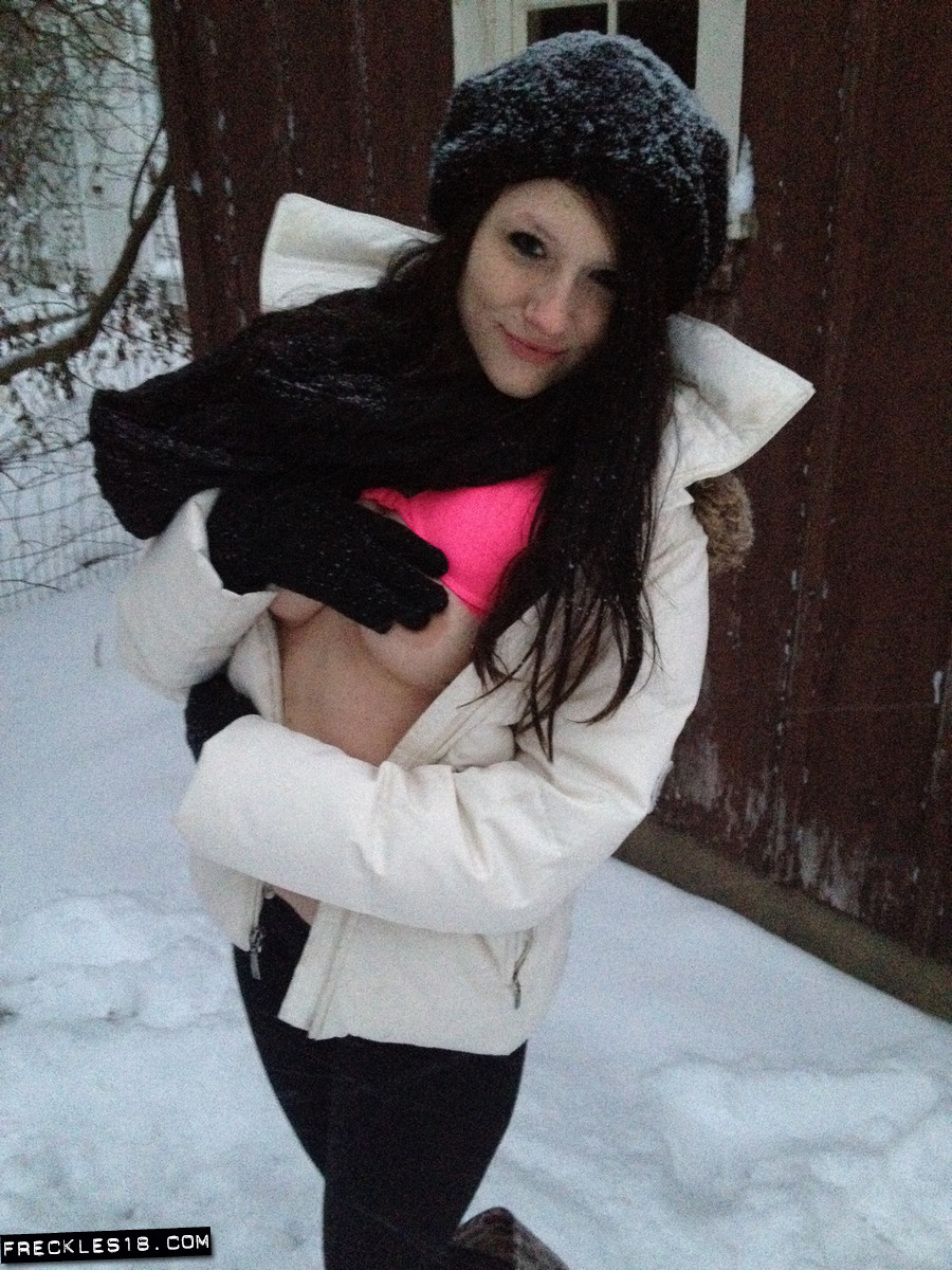 Amateur Freckles in yoga pants & boots teasing with big tits in the snow foto pornográfica #426802529