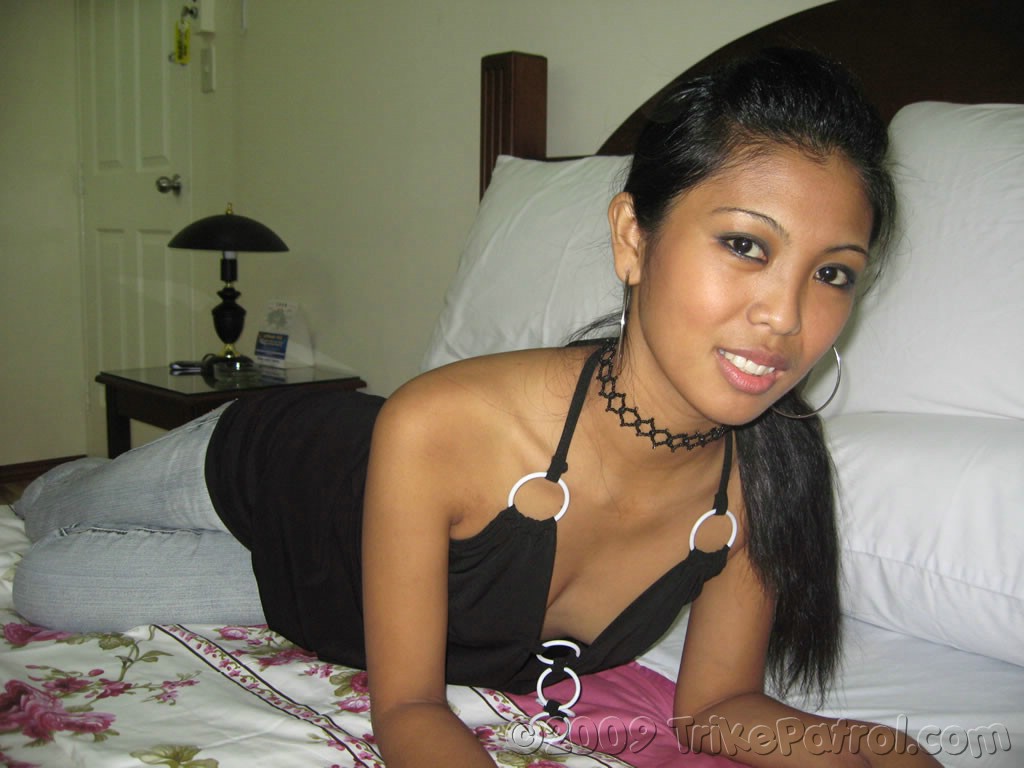 Pinay amateur spreads her legs to display her shaved pussy after disrobing  - PornPics.com