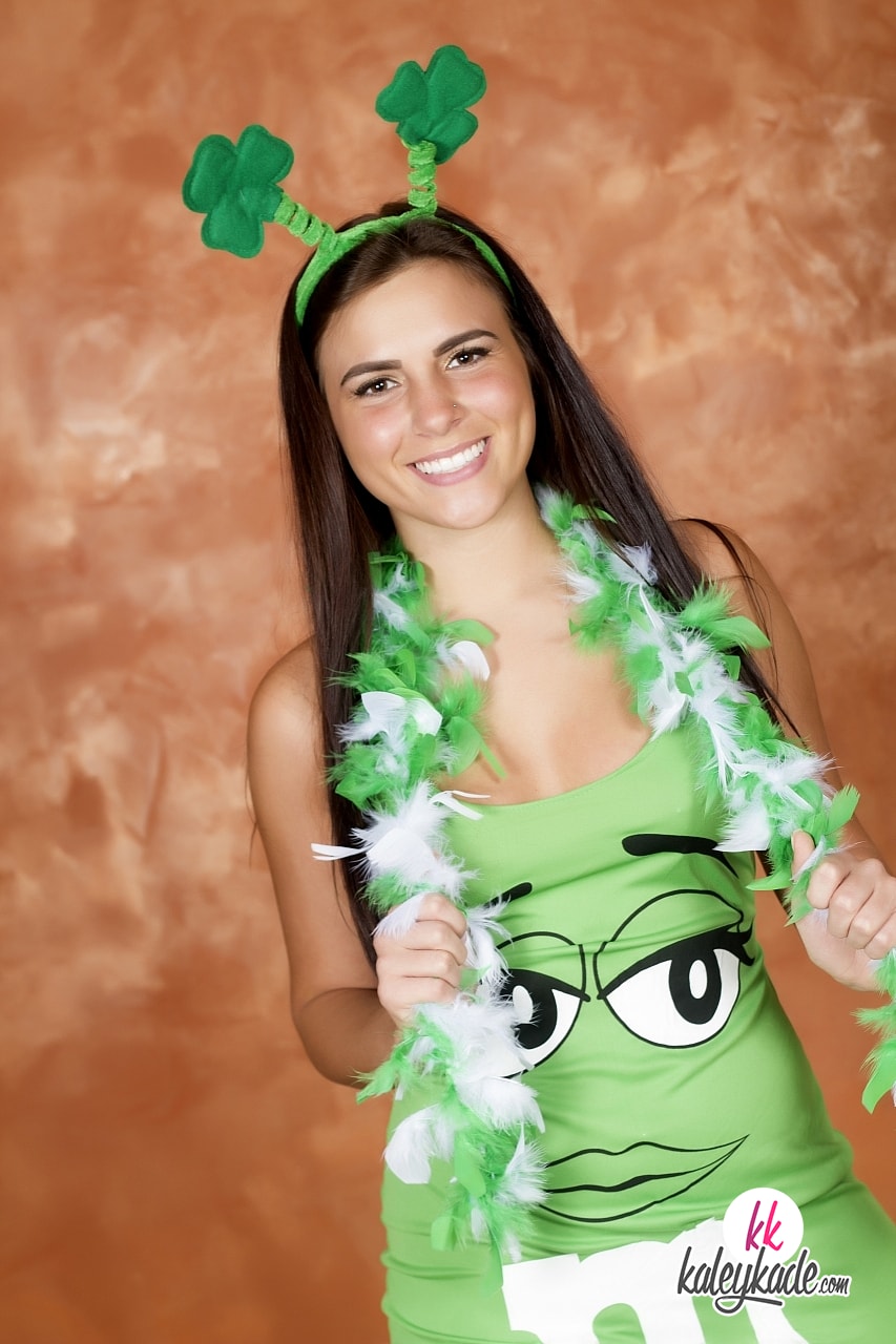 Amateur Kaley Kade flashes while wearing a green M&M dress on St Patty's Day porno fotoğrafı #428613917