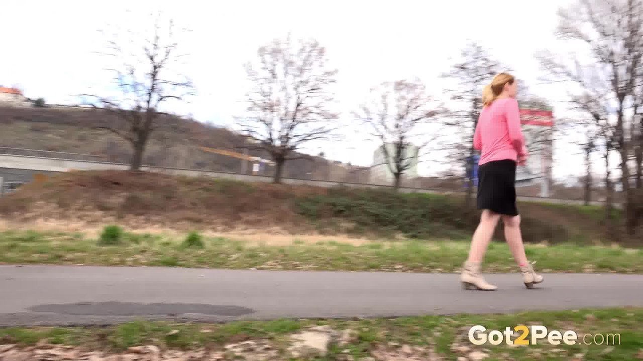 Girl with strawberry blonde hair hikes her skirt to pee on lawn on a dare 色情照片 #426342755 | Got 2 Pee Pics, Ramona, Public, 手机色情