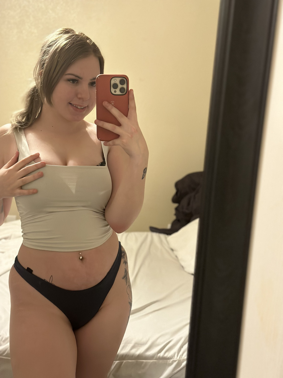 Chubby Onlyfans Cam Babe Flaunts Her Juicy Tits While Taking Selfies