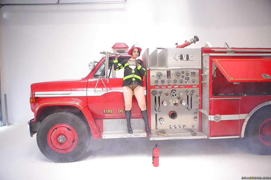 Hot Sarah Shevon is posing in panties and in firefighter's uniform Porno-Foto #425648335
