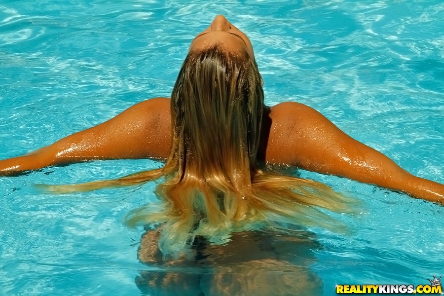 Envious Latina girl Manuelle swims in pool and spreads fudge tunnel foto porno #426854271