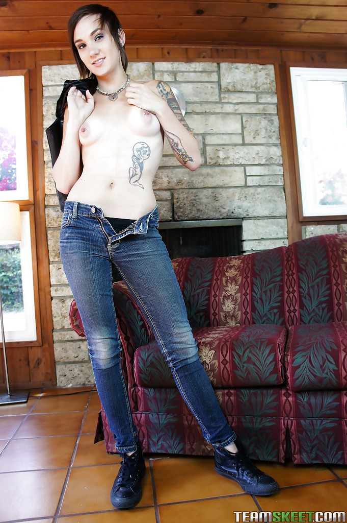 Slender tattooed babe in jeans gets naked and masturbates nicely 色情照片 #426741065