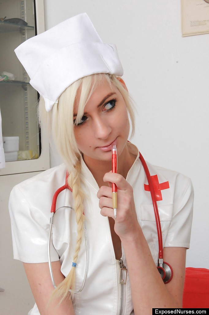 Simone is a skinny nurse that loves masturbating her shaved pussy Porno-Foto #425906733