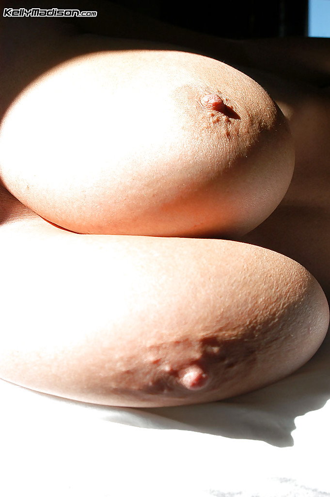 Big tits amateur milf Kelly Madison teases her nipples in close up foto pornográfica #428211372 | Kelly Madison Pics, Kelly Madison, Natural Tits, pornografia móvel