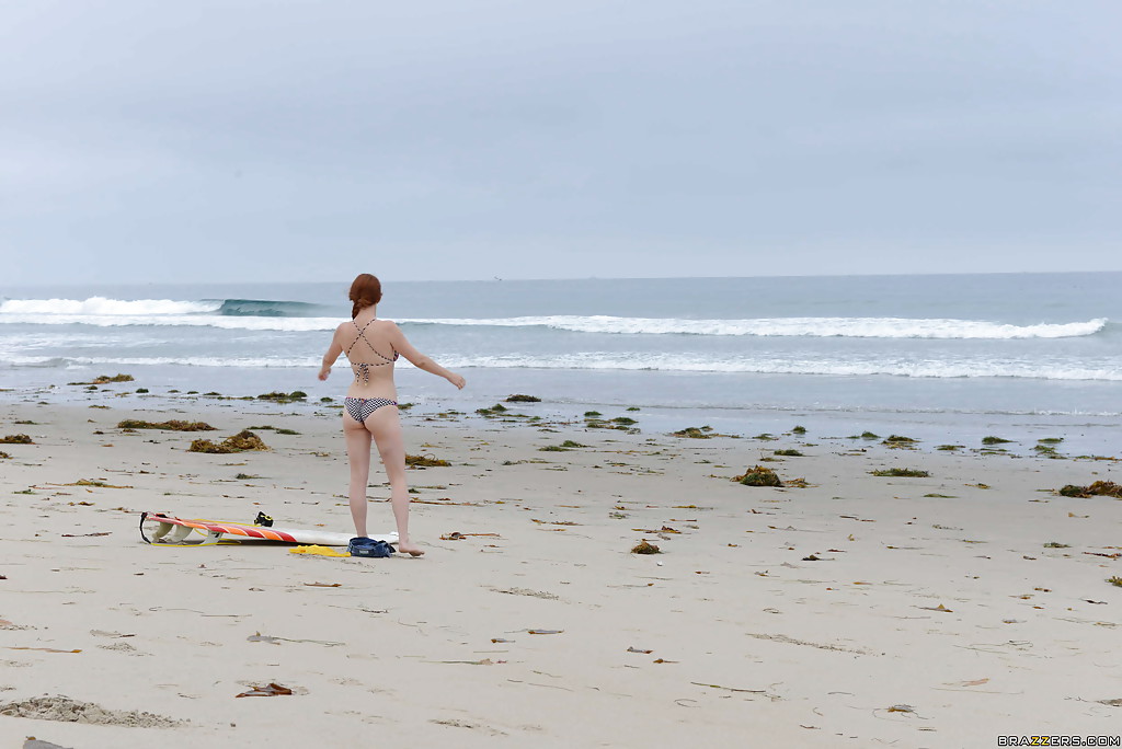 Ginger girl with large ass Penny is showing her skills on the beach foto porno #423161125