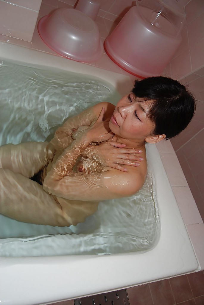 Asian milf Ruriko Hirai takes a hot bath and shows off her pussy 色情照片 #428233588