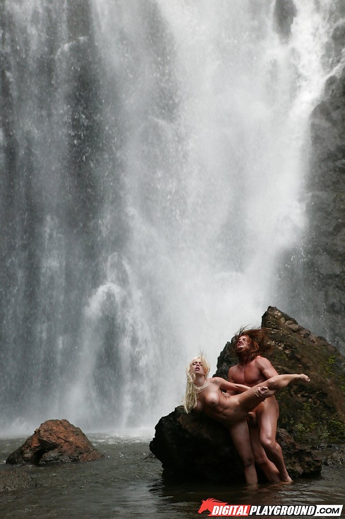 Stunning milf Jesse Jane fucks outdoor in the waterfall on cam порно фото #427795946