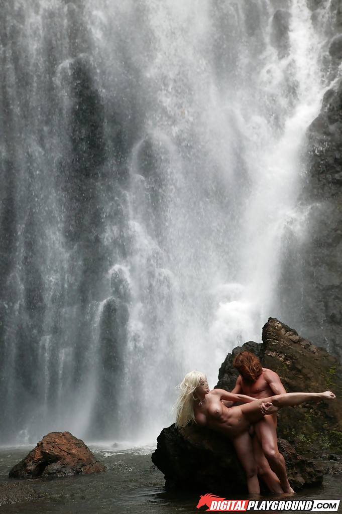 Stunning milf Jesse Jane fucks outdoor in the waterfall on cam порно фото #427795948