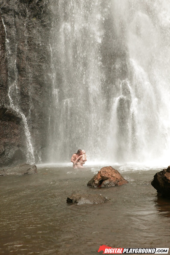Stunning milf Jesse Jane fucks outdoor in the waterfall on cam foto porno #427795956