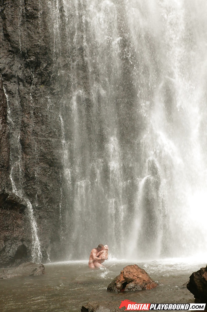 Stunning milf Jesse Jane fucks outdoor in the waterfall on cam порно фото #427795958