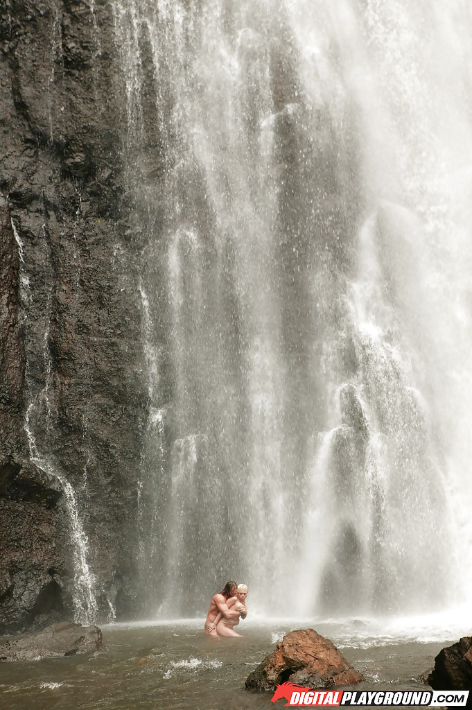 Stunning milf Jesse Jane fucks outdoor in the waterfall on cam порно фото #427795960