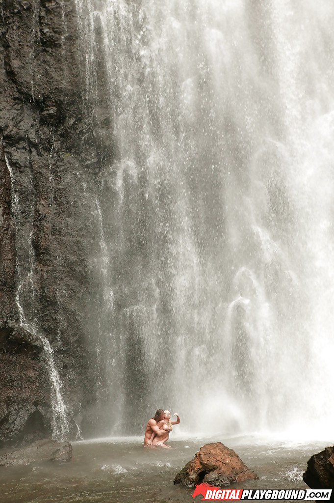 Stunning milf Jesse Jane fucks outdoor in the waterfall on cam foto porno #426839287