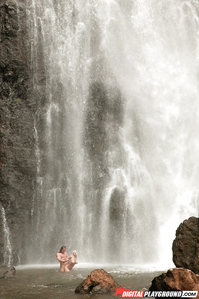 Stunning milf Jesse Jane fucks outdoor in the waterfall on cam foto porno #427795962