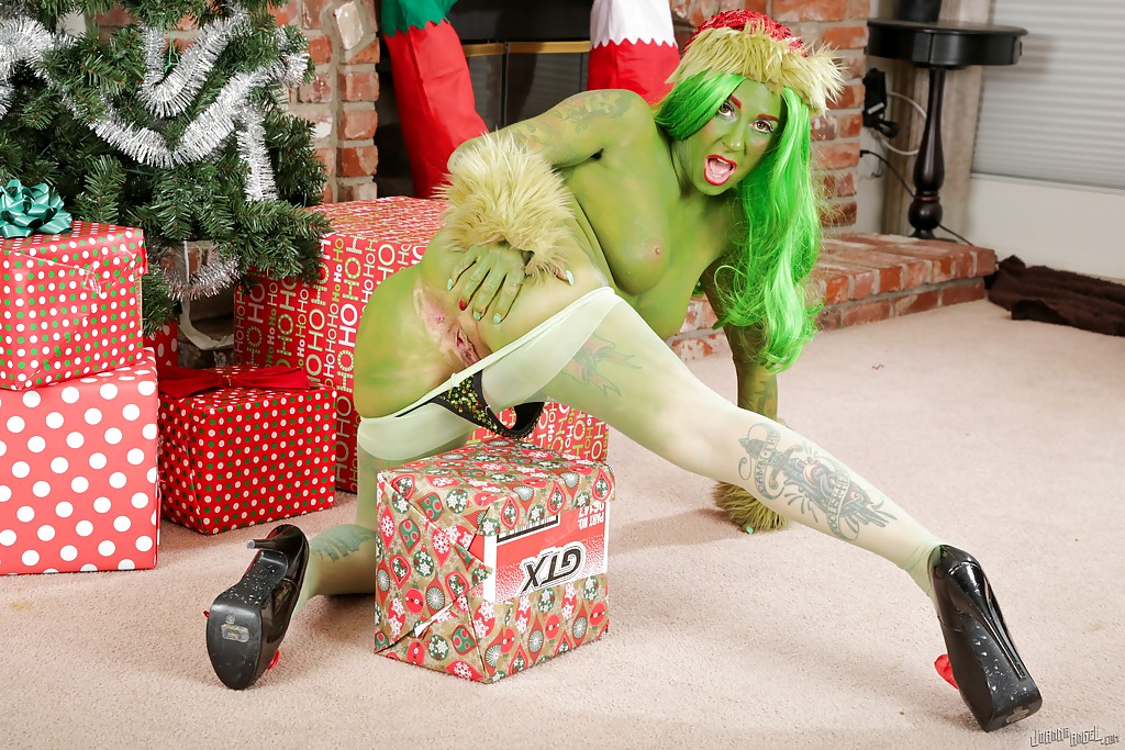 Green-skinned amateur Joanna Angel poses very hot on Christmas porno foto #423102837
