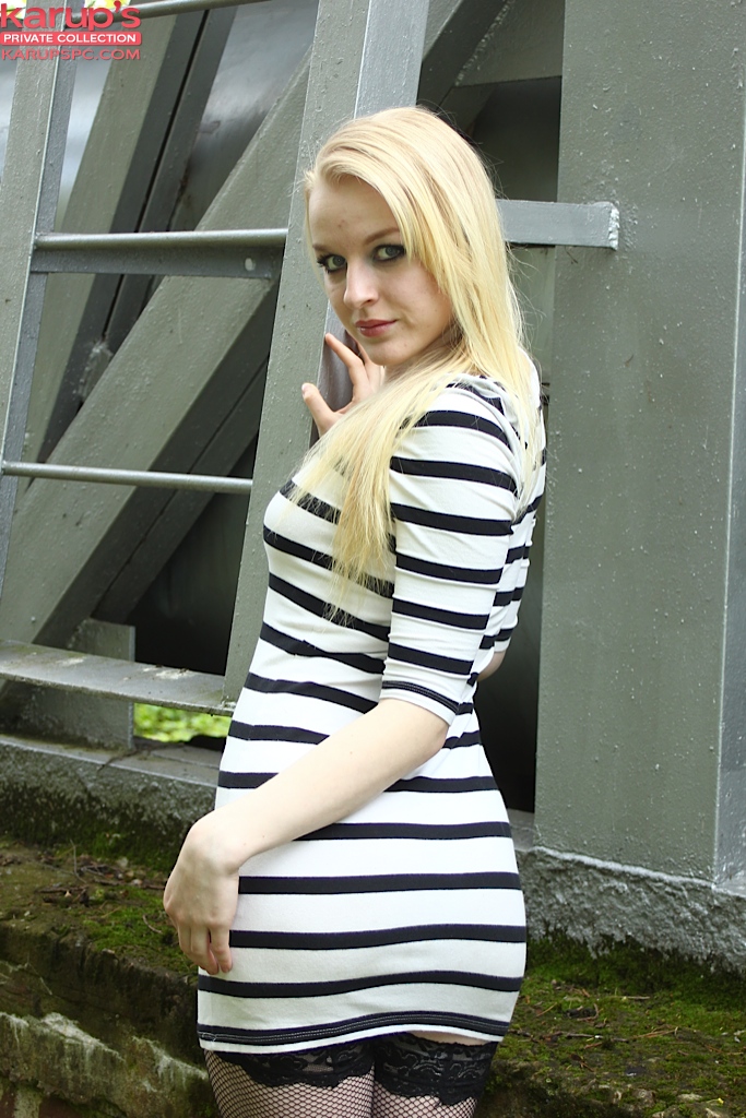 Beautiful slender blonde Bella Lei demonstrates her amazing shape porn photo #423776043
