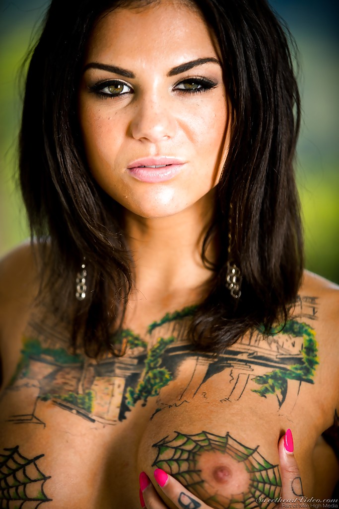 Latina babe Bonnie Rotten enjoys caressing her chubby tattooed body foto porno #426616262