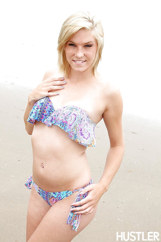 Beach babe Ella Woods strips off her bikini to go fully nude foto porno #425611260